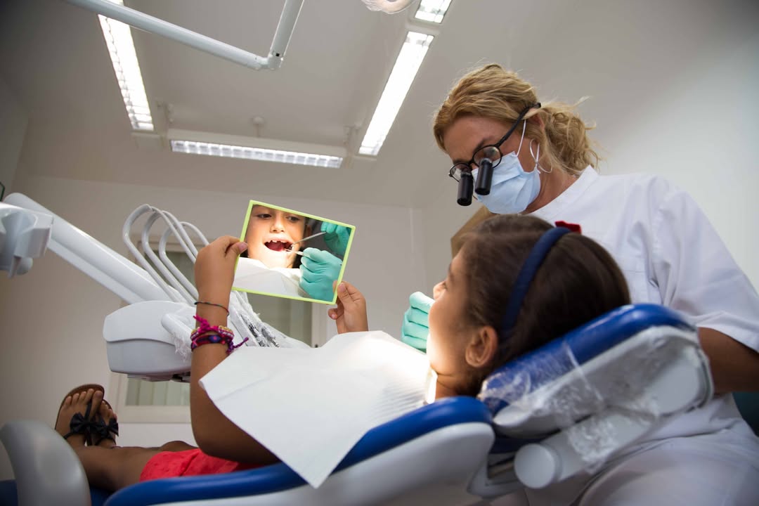 Bambina durante una visita nello studio dentistico