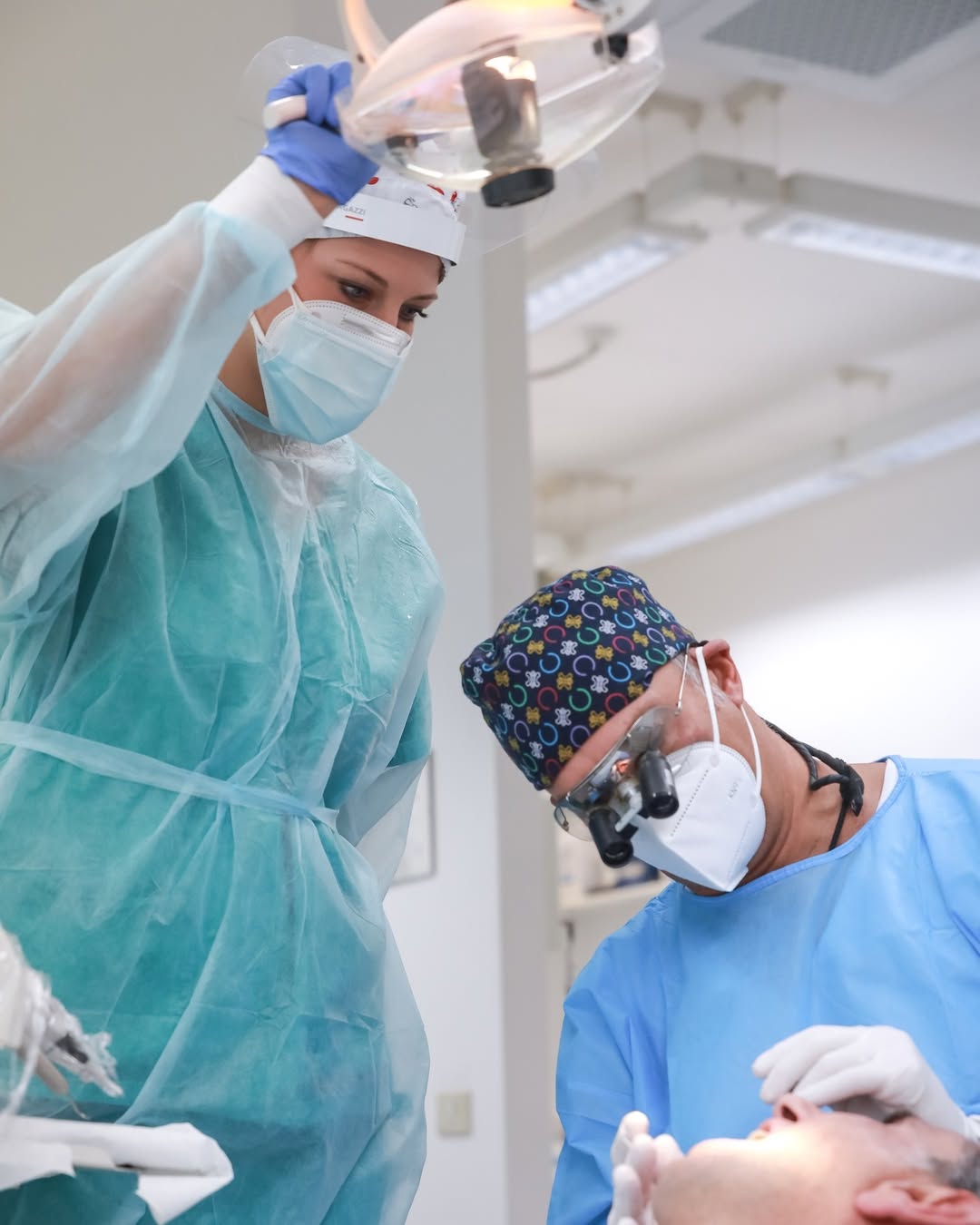 Equipe odontoiatrica durante un intervento clinico