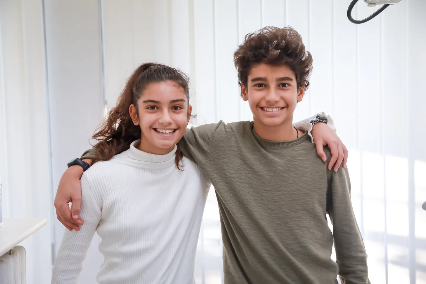 Due ragazzi sorridenti nello studio dentistico